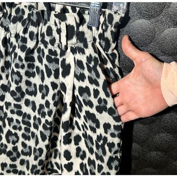 Zara pull on pocket short size large - Picture 3 of 4